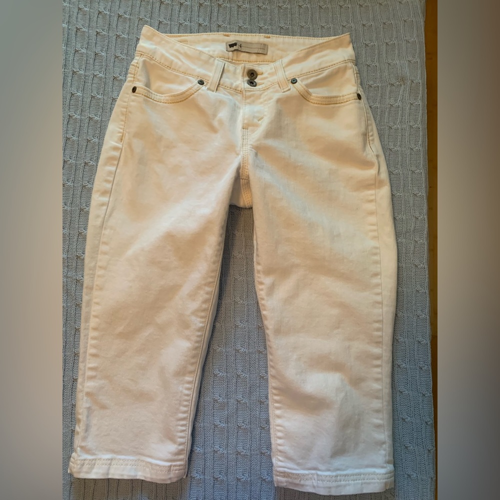 Woman’s Levi’s Size 4 Pre-Owned, Gently Worn White Denim Capri Pants